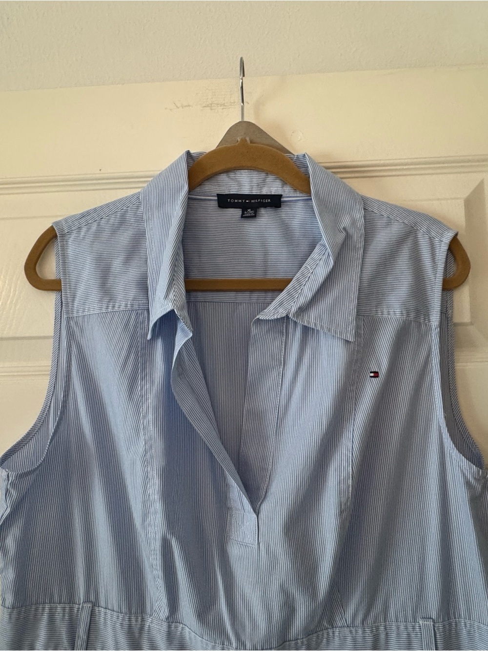 Tommy Hilfiger Light Blue Sleeveless Collared Maxi Dress with Tie Waist - Picture 4 of 5